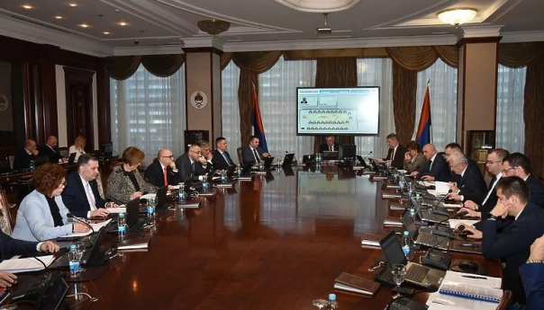 Vlada RS odobrila 7,8 miliona KM za povećanje plata radnicima