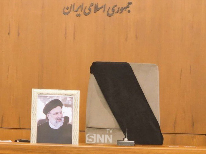 Vlada sazvala 'hitni sastanak', Raisijeva stolica ogrnuta crnim pojasom