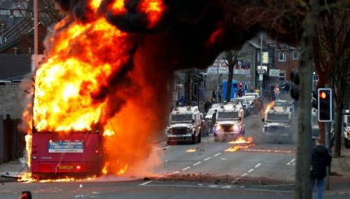 Vlada Sjeverne Irske zasjeda zbog nemira i nasilja na ulicama