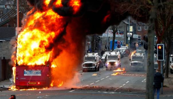 Vlada Sjeverne Irske zasjeda zbog nemira i nasilja na ulicama