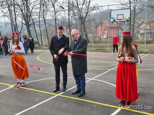 Vlada TK investirala u škole na području Tuzle 2.5 milliona KM