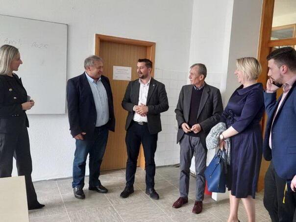 Vlada USK ulaže 100.000 KM u vrtić u Sanskom Mostu, gradi nova igrališta i sanira škole