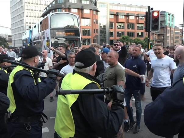 Vlada Velike Britanije podržala policiju u borbi protiv nasilnih desničarskih protesta