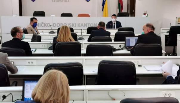 Vlada ZDK preko UNDP-a kupuje medicinsku opremu za bolnice u Zenici i Tešnju