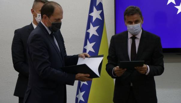 Vlade FBiH i KS potpisale Ugovor o hotelu Maršal i Terminalima FBiH