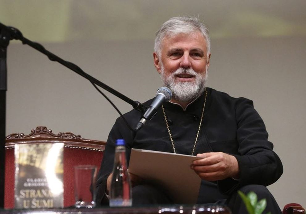 Vladika Grigorije: Bolno je gledati hapšenja mladih, pozivam na prekid nasilja