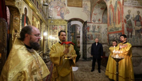 Vladimir Putin čestitao Božić i sam prisustvovao liturgiji u crkvi
