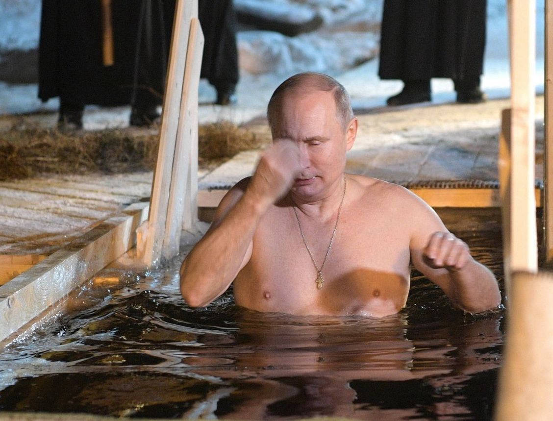 Vladimir Putin se okupao u ledenoj vodi na Bogojavljanje