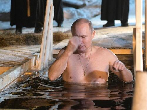 Vladimir Putin se okupao u ledenoj vodi na Bogojavljanje