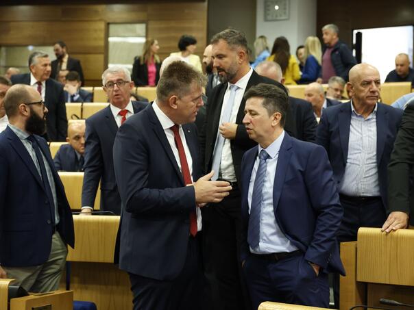 Vlast bez većine, opozicija pomogla da se usvoji dnevni red