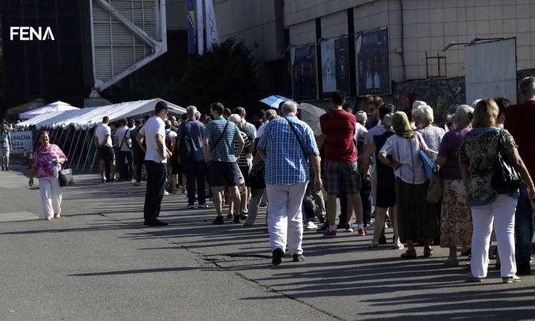 Vlast u KS tjera 400.000 ljudi na jedan punkt za vakcine