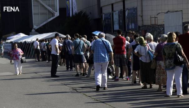 Vlast u KS tjera 400.000 ljudi na jedan punkt za vakcine
