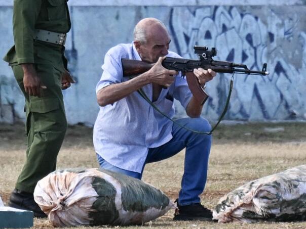Vlasti na Kubi dijele oružje građanima zbog straha od američke intervencije