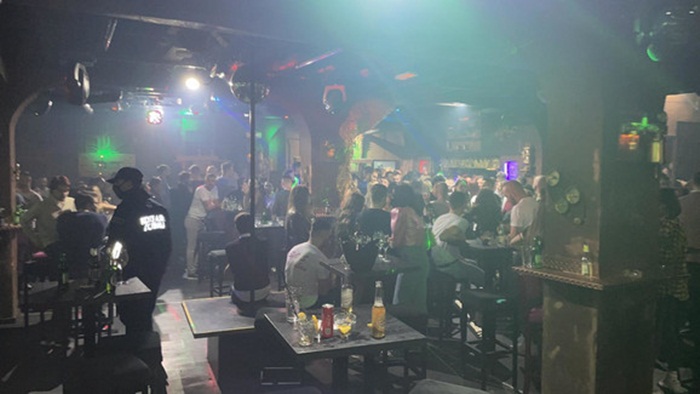 Vlasti u Srbiji policijom suzbijaju kršenje epidemioloških mjera