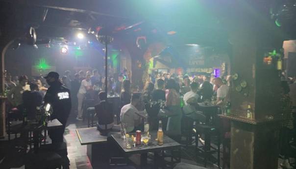 Vlasti u Srbiji policijom suzbijaju kršenje epidemioloških mjera