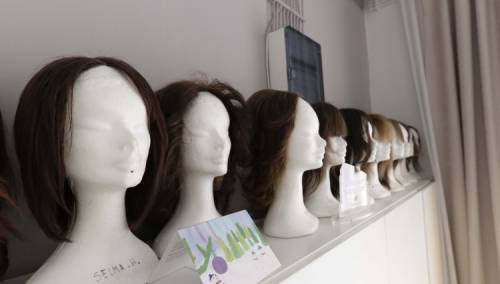 Vlasuljar Halilović besplatno pravi perike za djecu oboljelu od raka