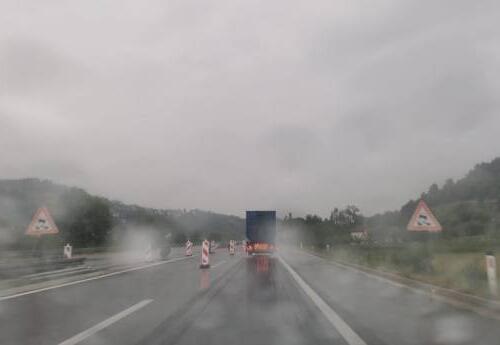 Vlažan i mokar kolovoz na većini puteva u BiH, učestali odroni