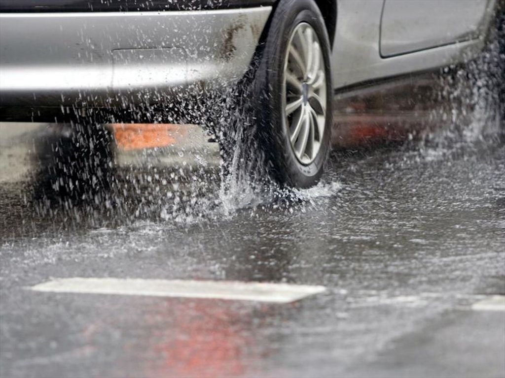 Vlažan ili mokar kolovoz, saobraća se bez većih poteškoća