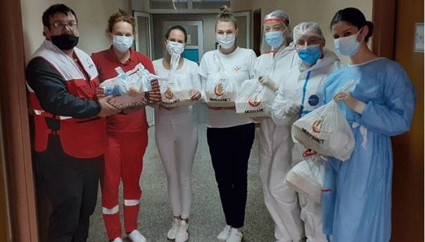 Voće, sokovi i torte za ljekare u COVID ambulantama na području HNK