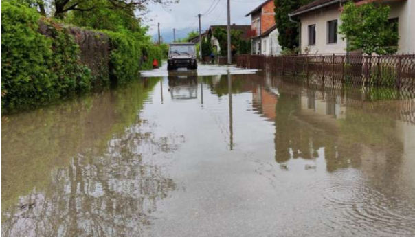 Voda se polako povlači, već vidljiva razmjera šteta u USK