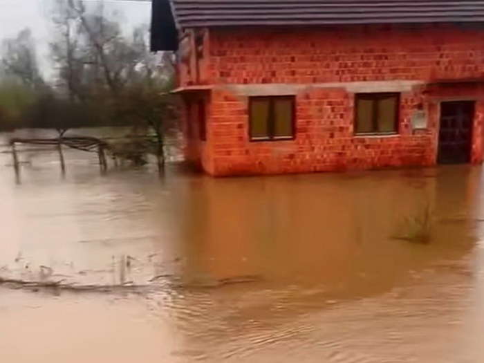 Vodena stihija u Sanskom Mostu, poplave prijete selima, najugroženija Trnova