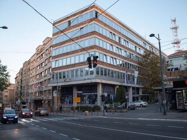 Spiker RTS-a pročitao saopštenje Vučićeve stranke pa pogužvao papir