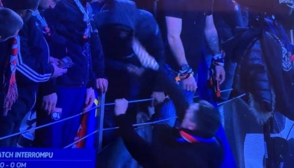 Vođa Lyonovih navijača lupio šamar huliganu koji je bocom pogodio Payeta