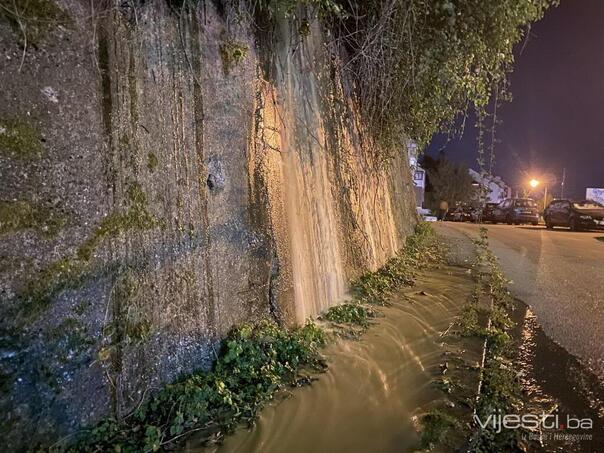 Pukla cijev u Sarajevu: Vodopad u Radničkoj ulici