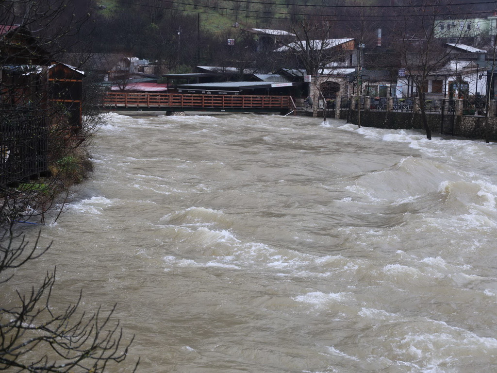 Vodostaji u HNK u opadanju, otežano prometovanje na lokalnim cestama