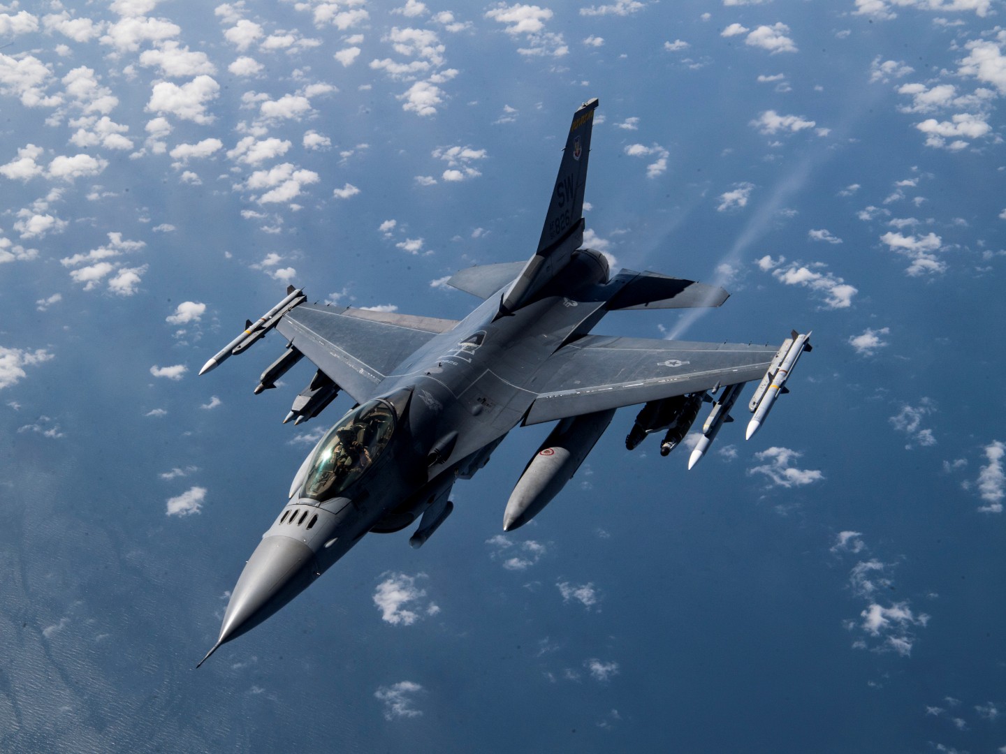 Vojni avion SAD srušio se u Kaliforniji, pilot se katapultirao