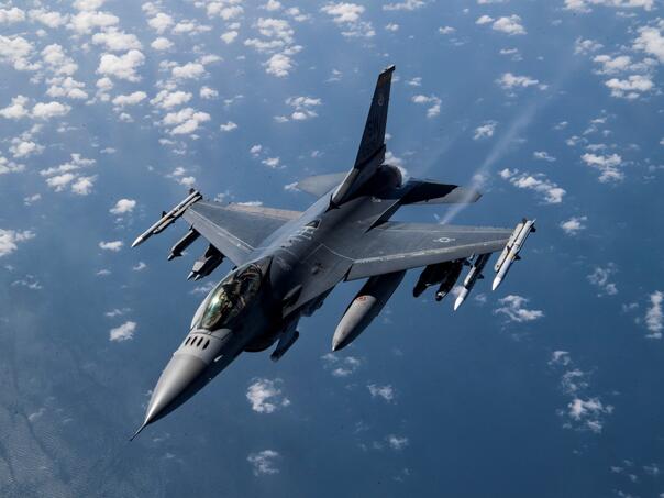 Vojni avion SAD srušio se u Kaliforniji, pilot se katapultirao