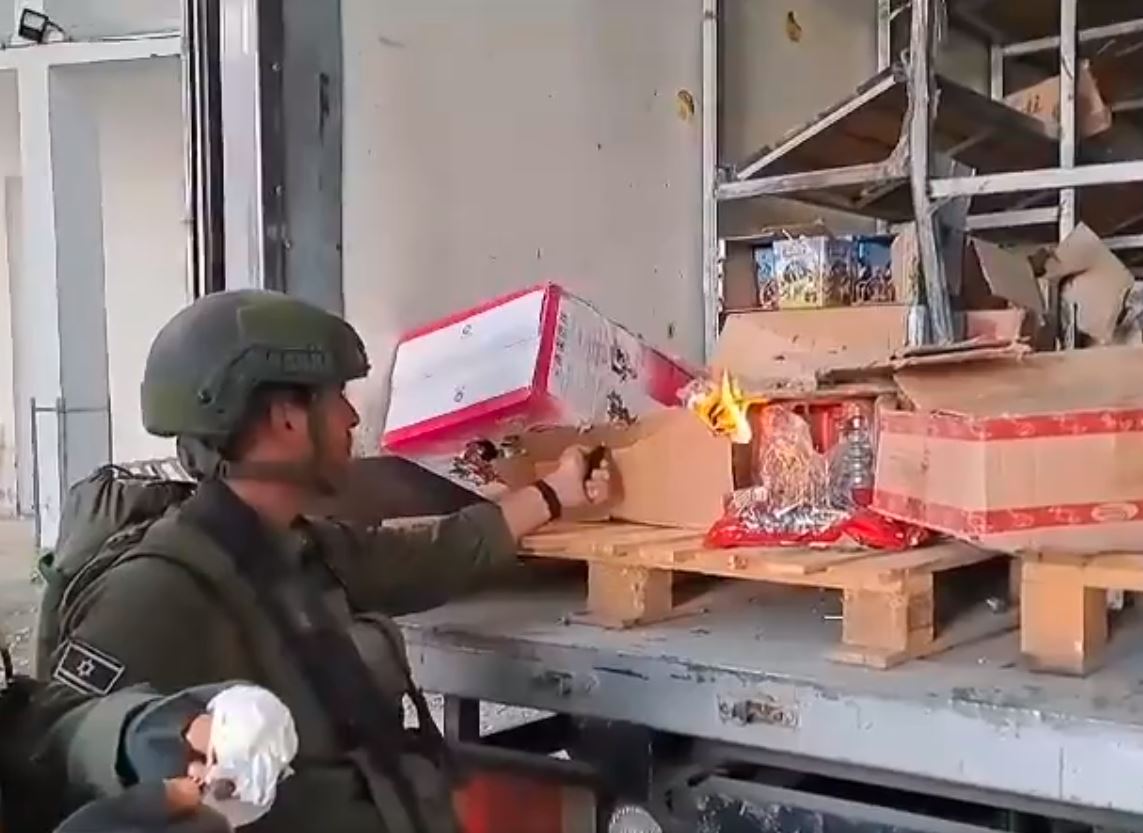 Vojnici Izraela pale zalihe humanitarne pomoći namijenjene Palestincima