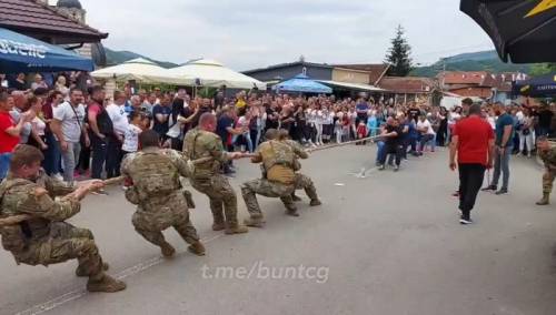 Vojnici KFOR-a i lokalni Srbi na Kosovu odmjerili snage u potezanju konopca
