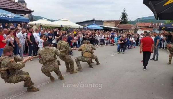 Vojnici KFOR-a i lokalni Srbi na Kosovu odmjerili snage u potezanju konopca