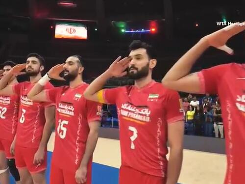 Vojnički pozdrav igrača Irana pred sinoćnju utakmicu