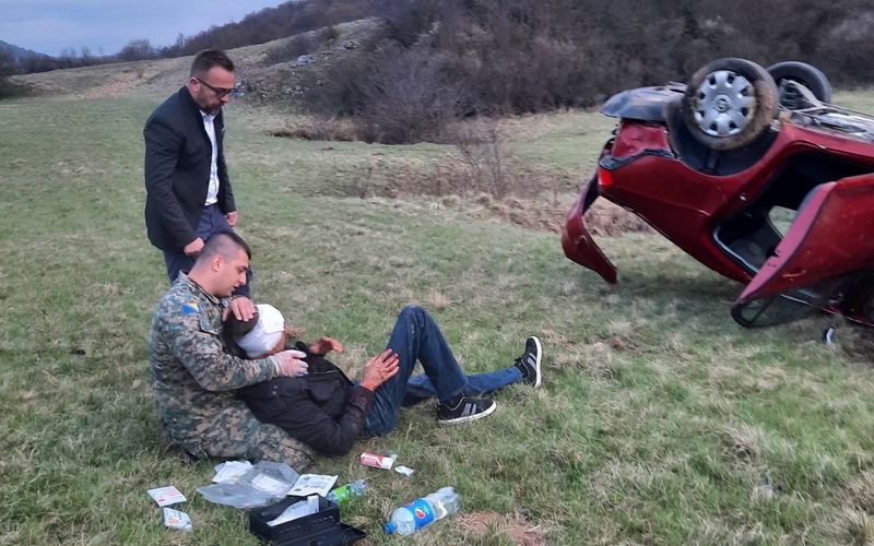 Vojnik OS BiH spasio teško povrijeđenog iz prevrnutog automobila