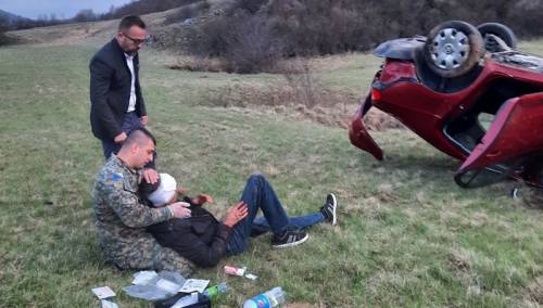 Vojnik OS BiH spasio teško povrijeđenog iz prevrnutog automobila