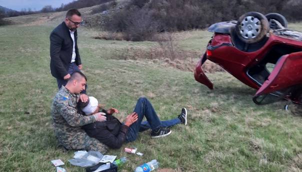 Vojnik OS BiH spasio teško povrijeđenog iz prevrnutog automobila