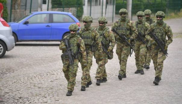 Vojska u Šidu: Specijalci sa dugim cijevima u migrantskim kampovima