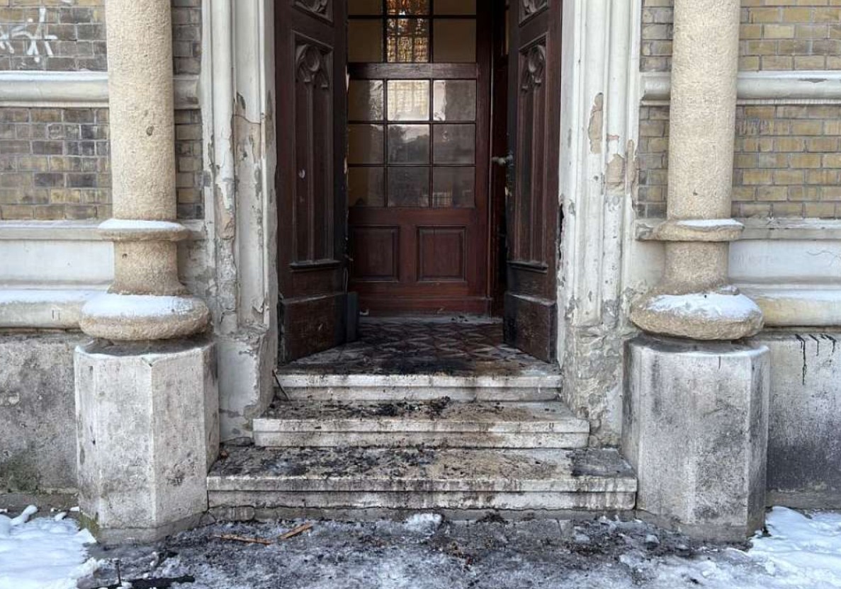 Vojvođanska opozicija traži istragu zbog paljenja vrata katedrale