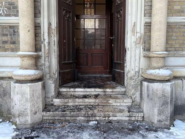 Vojvođanska opozicija traži istragu zbog paljenja vrata katedrale