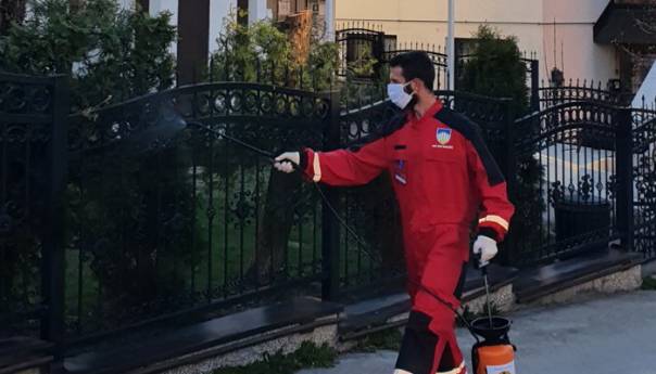 Volonteri i povjerenici CZ dezinficiraju najfrekventnije lokacije u Novom Gradu