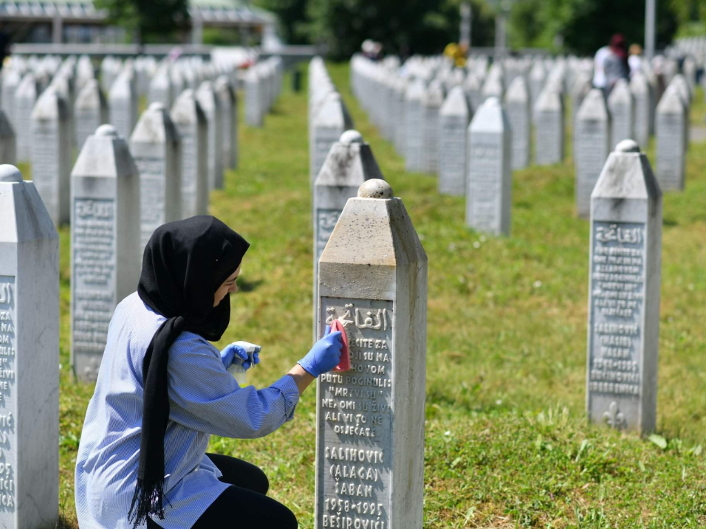Volonterska akcija čišćenja nišana u Potočarima – zajedništvo za očuvanje sjećanja