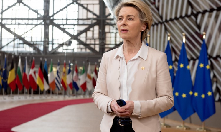 Von der Leyen razgovarala s čelnikom AstraZenece o isporuci vakcina