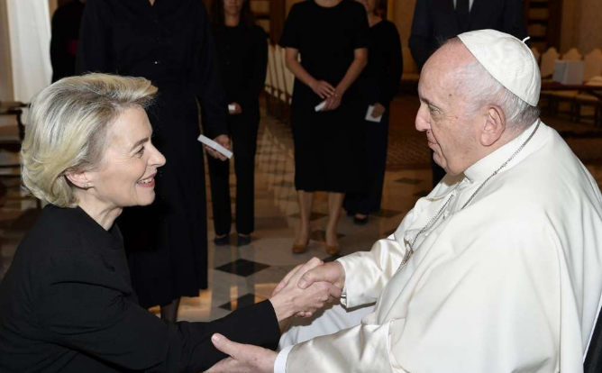 Von der Leyen s papom Franjom razgovarala o Ukrajini