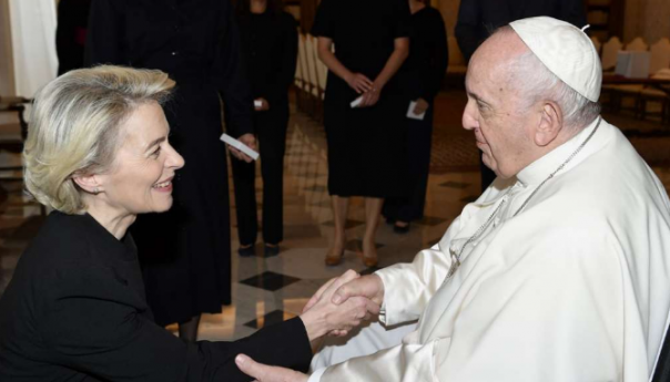 Von der Leyen s papom Franjom razgovarala o Ukrajini
