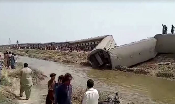 Voz iskočio iz šina u Pakistanu: Poginulo više od 20 ljudi, 50 povrijeđenih