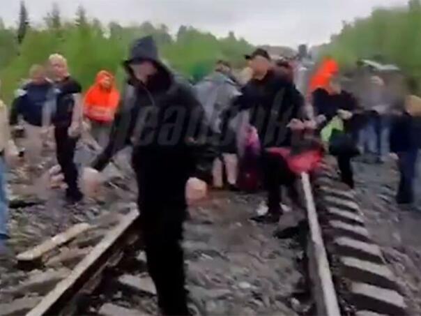 Voz izletio iz šina u Rusiji, veliki broj povrijeđenih