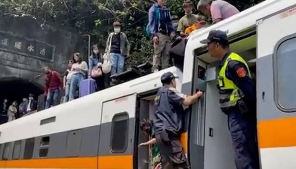 Voz na Tajvanu iskočio iz šina, poginulo najmanje 36 ljudi