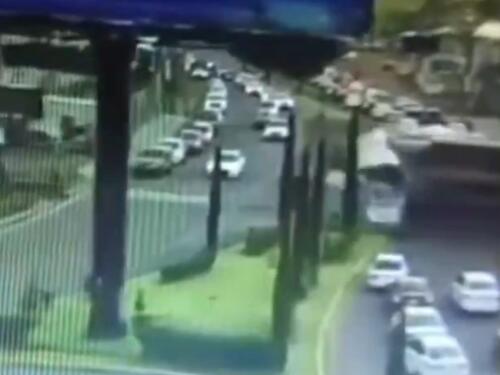Voz naletio na autobus u Mexico Cityju, najmanje osam mrtvih
